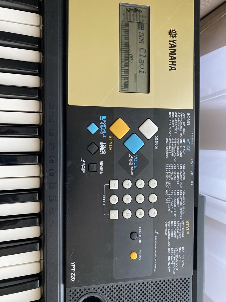 Синтезатор Yamaha YPT-220