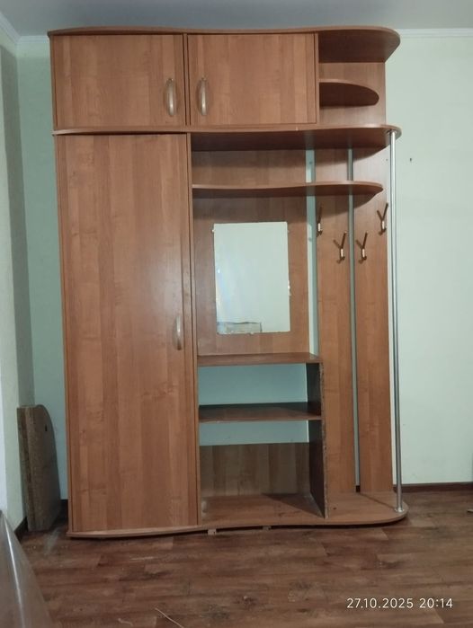 Прихожая с антресолью