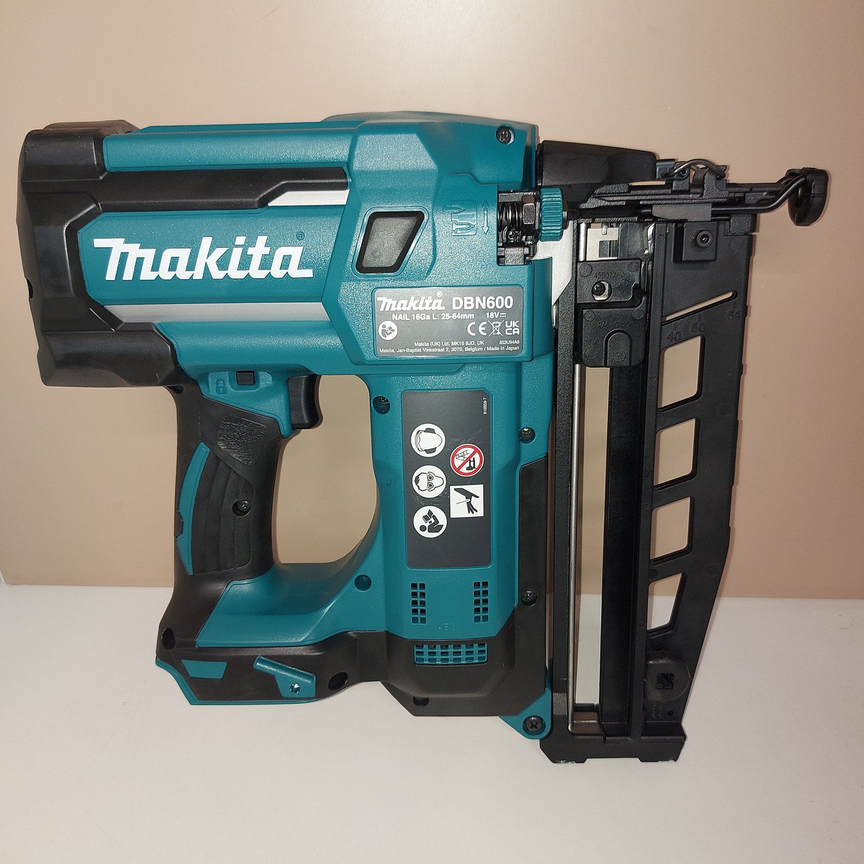 Акумулаторен такер Makita DBN600ZJ