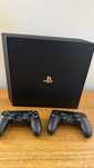 PlayStation 4 Pro + 2 controllere