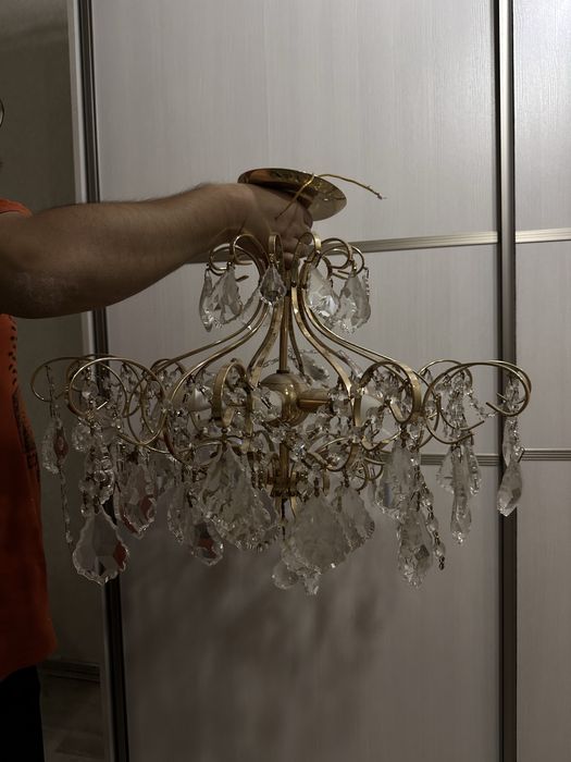 Поодам люстру для зала