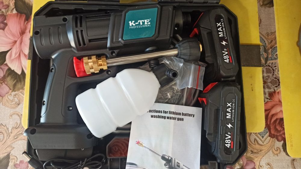 Vând scule cu acumulator noi.