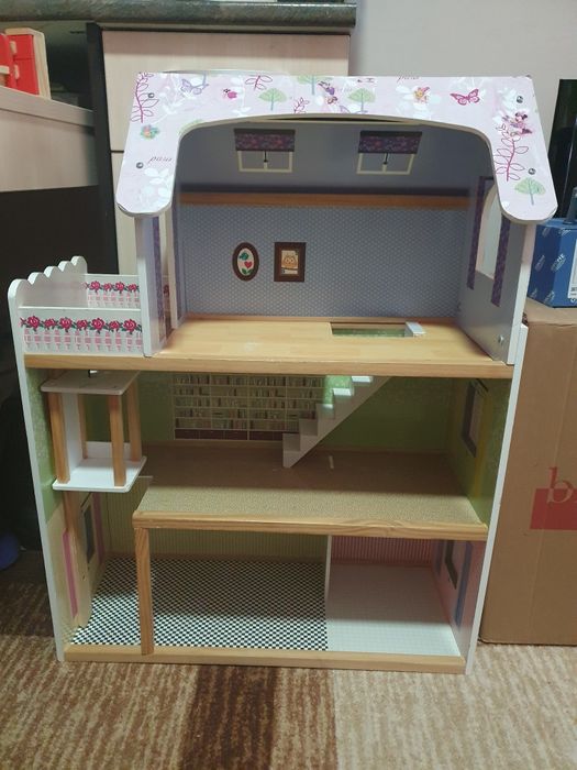 Дървена къща за кукли + мебели + куклите