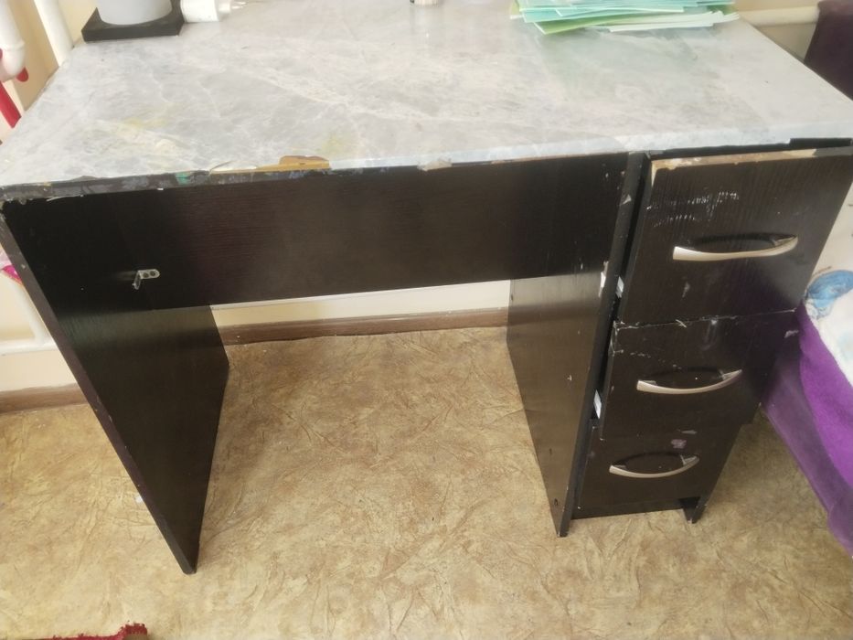 Стол 1  штук книж