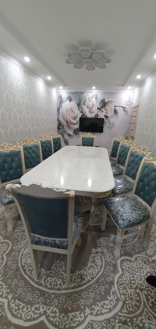 Продаётся стол и 10 стульев