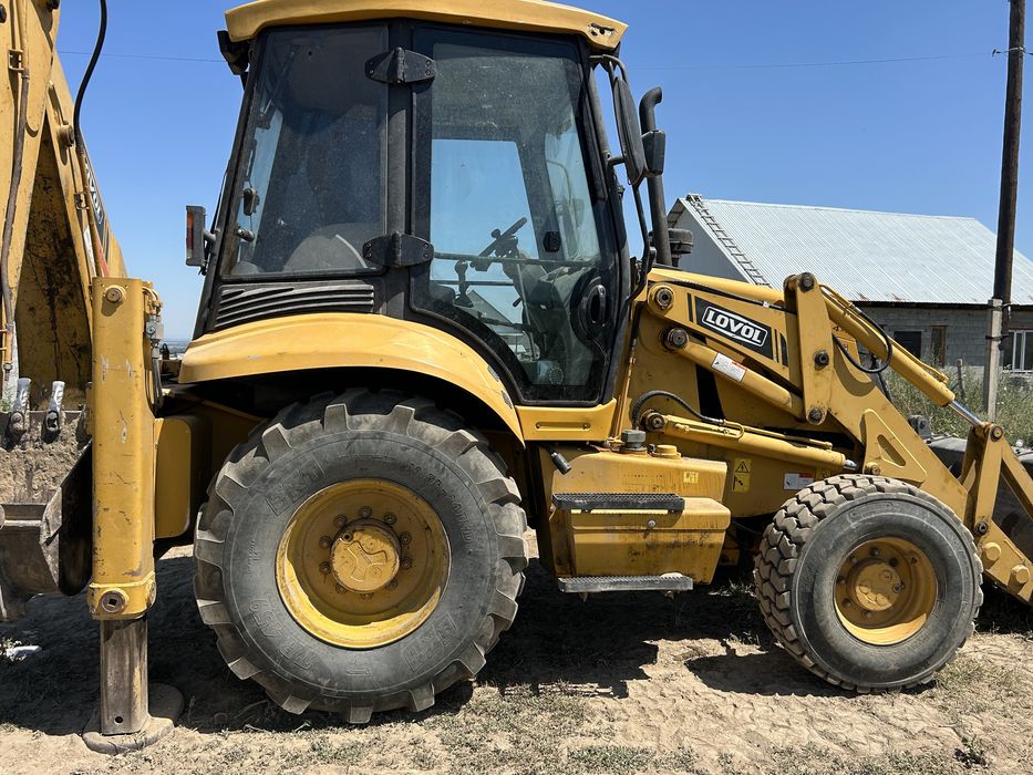 Экскаватор-погрузчик