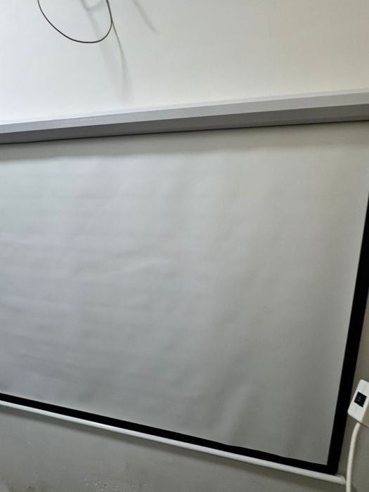 Проекционный экран с мотором для проктора