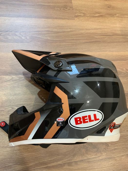Продавам каска BELL