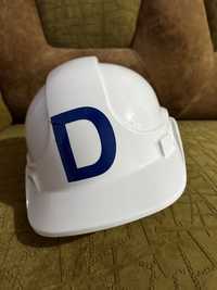 Casca de protectie constructori-muncitori, alba, initiala D