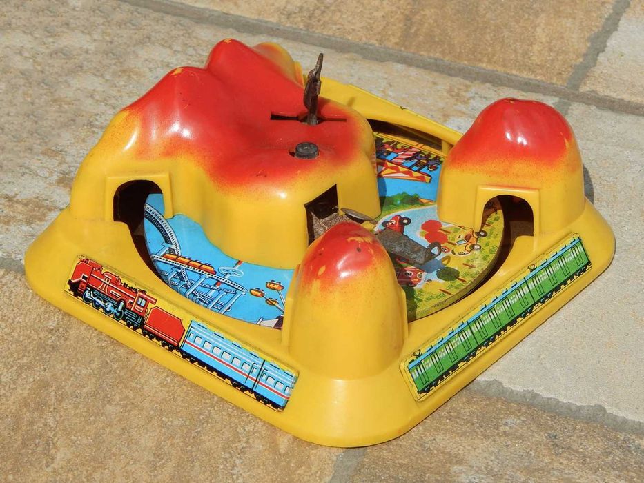 Jucarie cu cheita traseu tren tabla  (lipseste trenul) veche