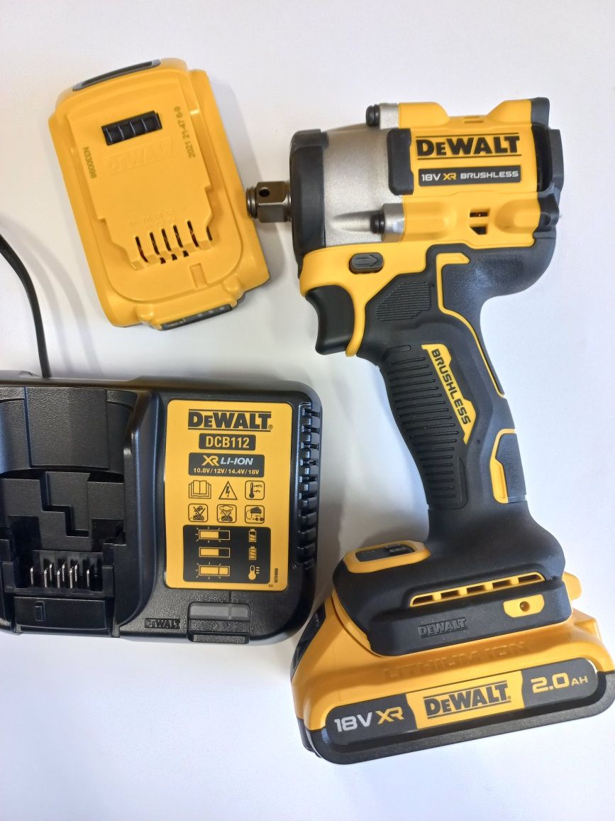 Гайковерт DeWalt DCF921 18V Ударен 406Nm с 2×2Ah батерии и Зарядно