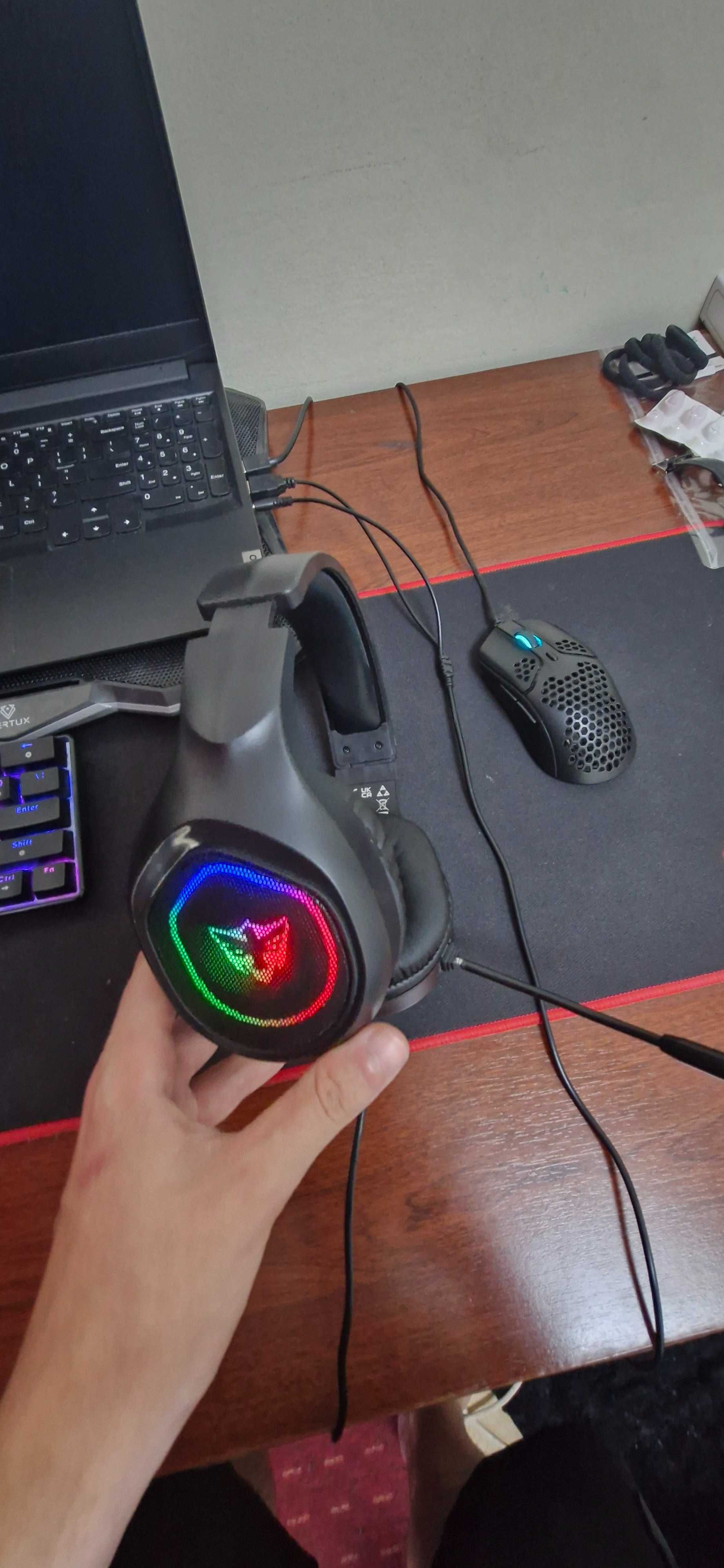 Casti de gaming cu lumini