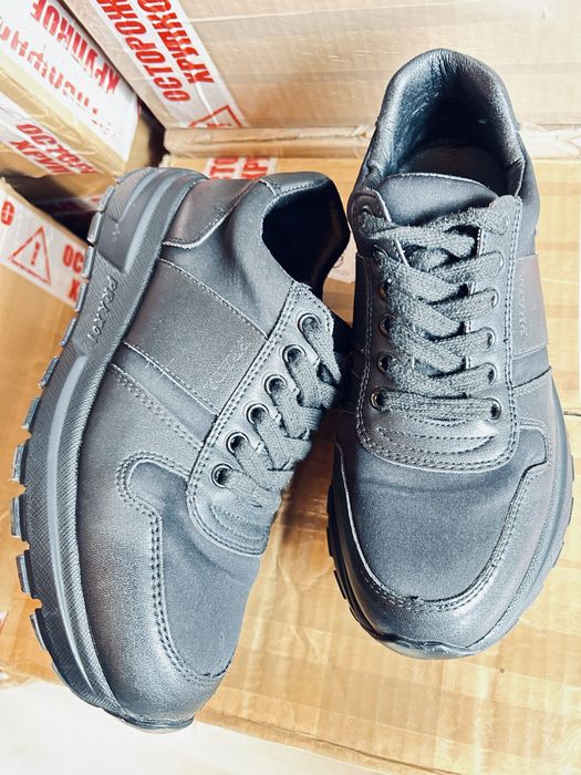 Отдам кроссы женские  нат.кожа и много другой обуви даром.