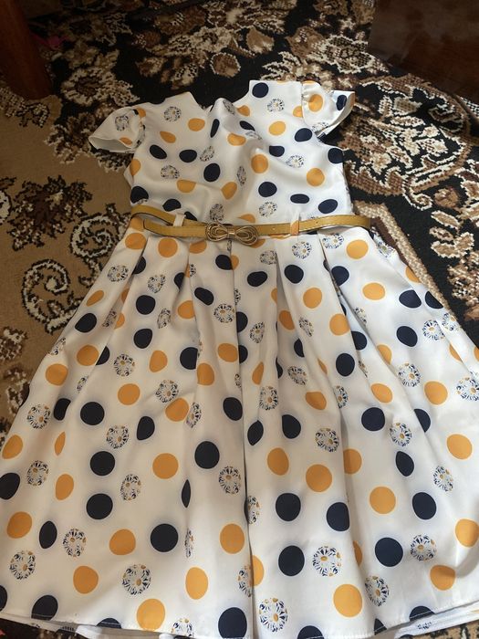 Rochie alba cu buline si flori