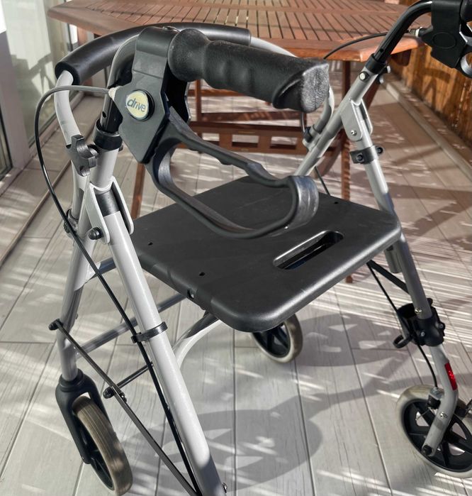 Продавам количка-проходилка възрастни хора,