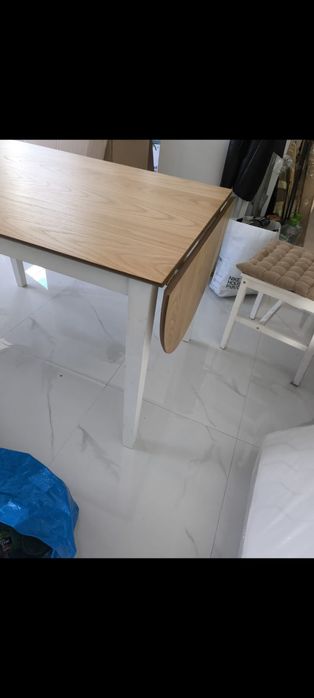 Masă cu patru scaune plus scaun de birou