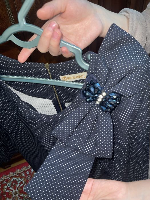 Элегантное платье в мелкий горошек.