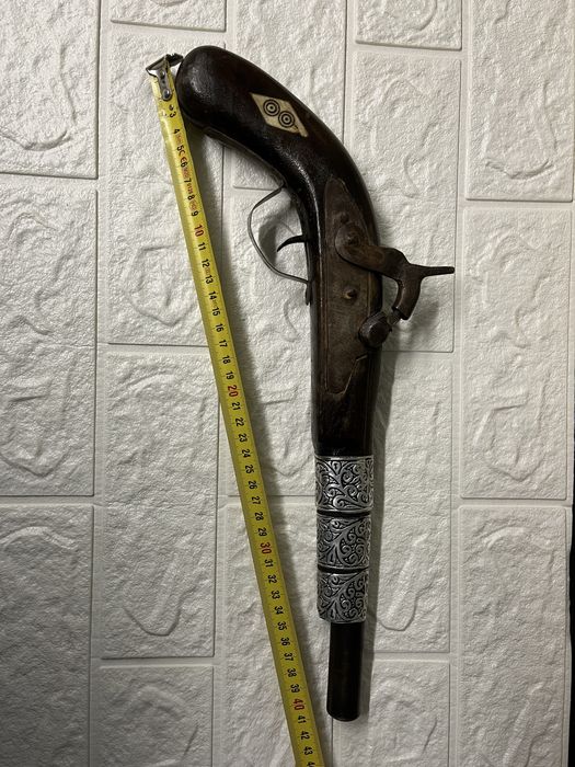 Стар пистолет с вградени орнаменти