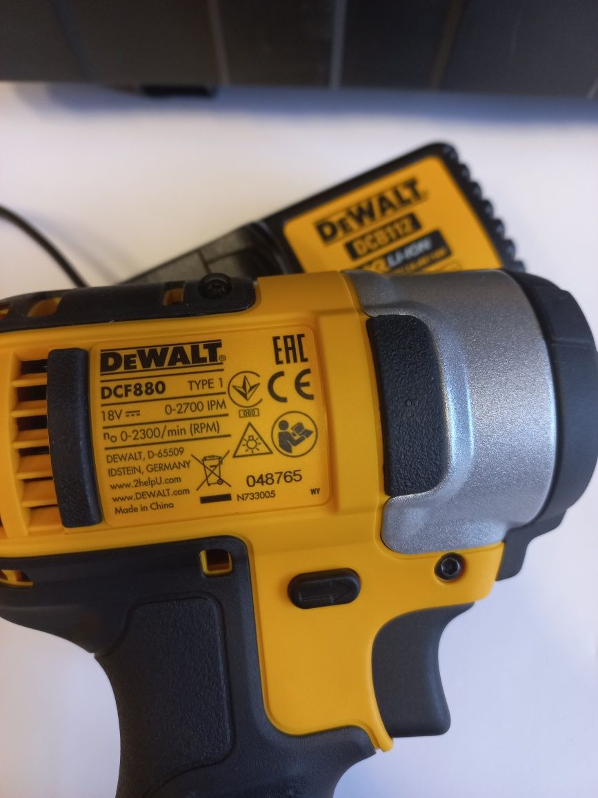 Гайковерт DeWalt DCF880,Батерия 2Ah,Зарядно DCB112 и куфар