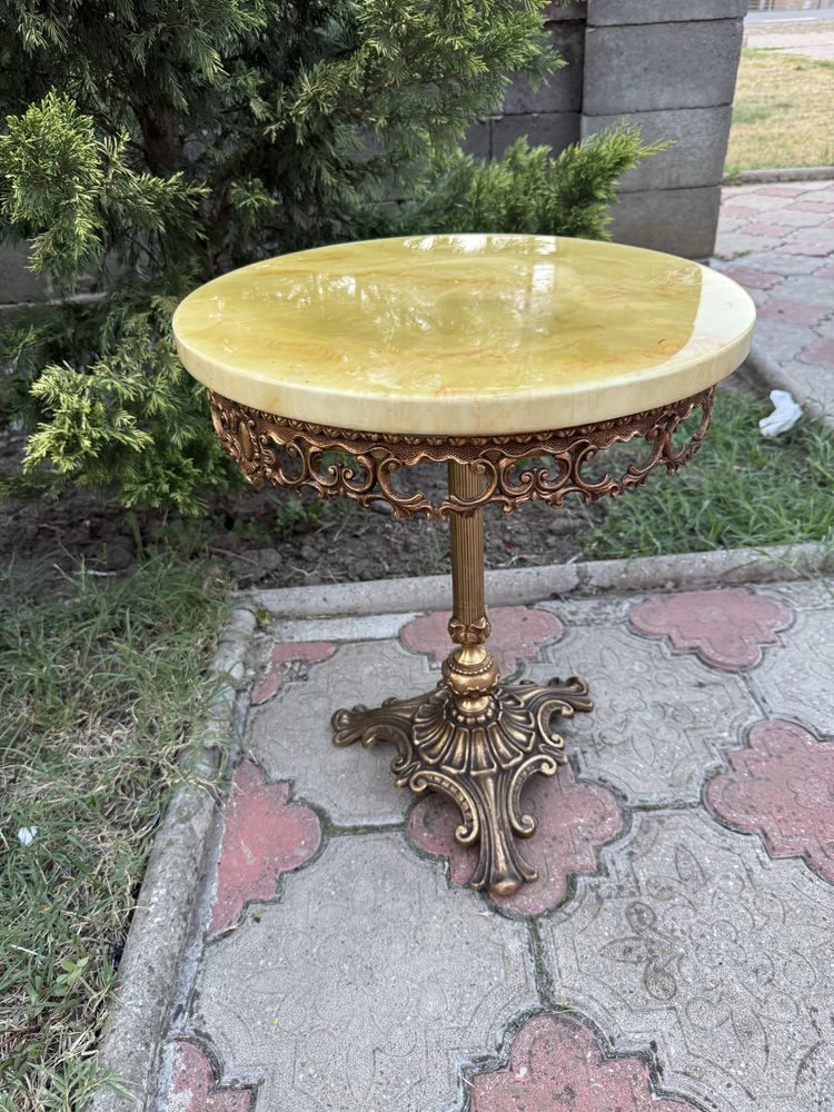 Masuta din bronz cu blat de polirasina