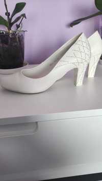 Бели булчински дамски обувки
