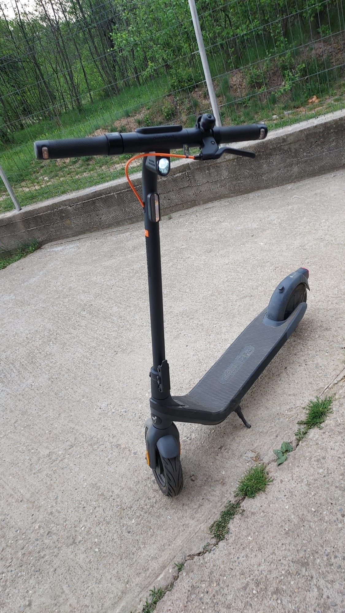 Se vinde trotineta Segway Ninebit KickScoter E2 pro