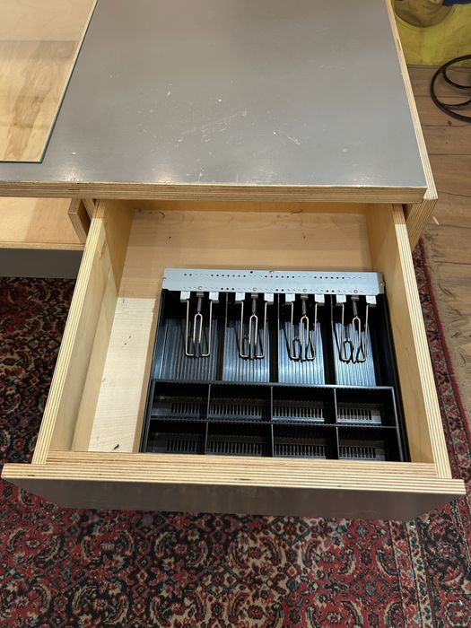 Продавам търговски тезгях/бюро за магазин