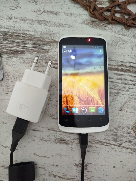 Телефонче ZTE бял