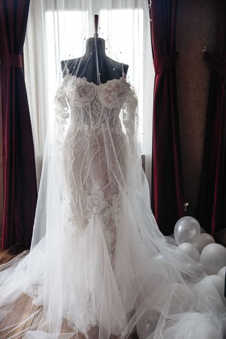 Rochie de mireasă tip sirenă cu mâneci și voal