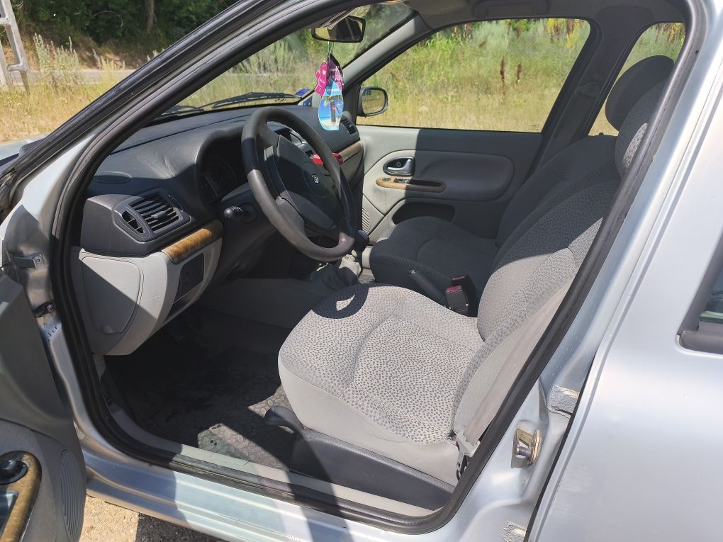 Vând Renault Clio 2 motor 12.16v proprietar fiscal pe loc