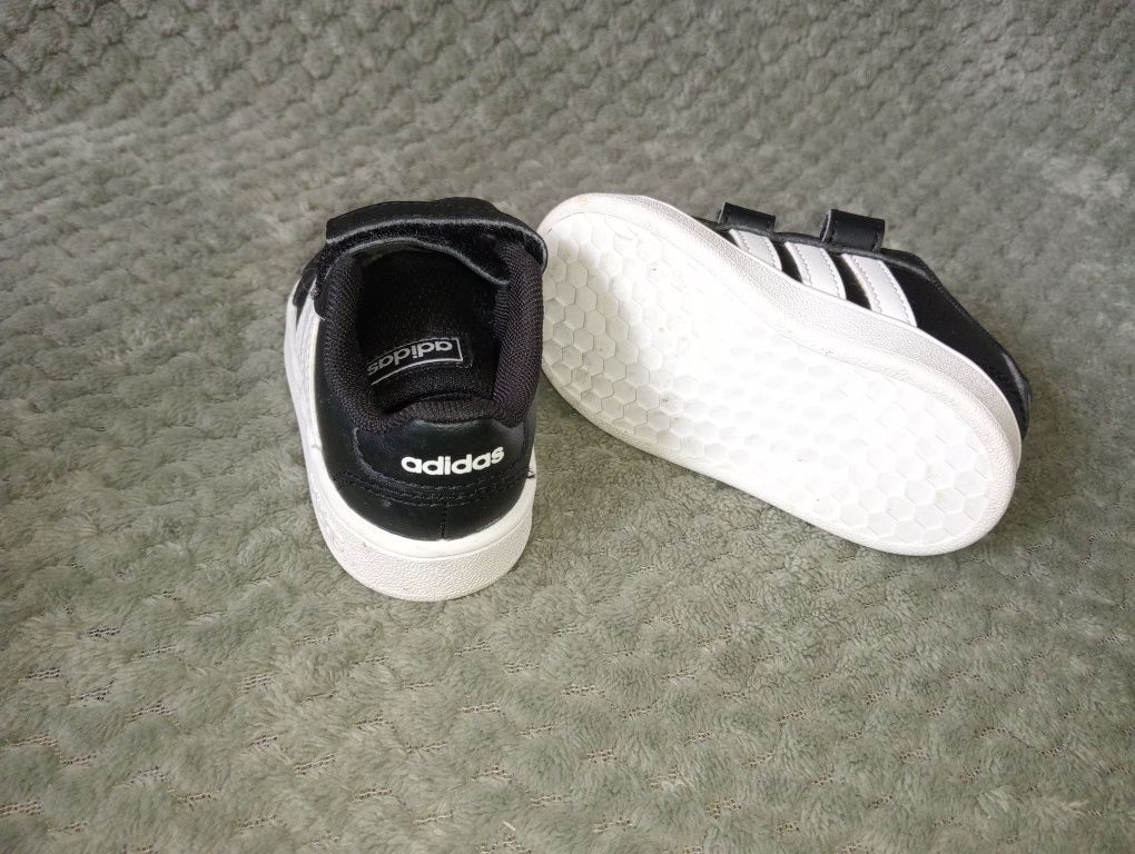 De vânzare papucei Adidas