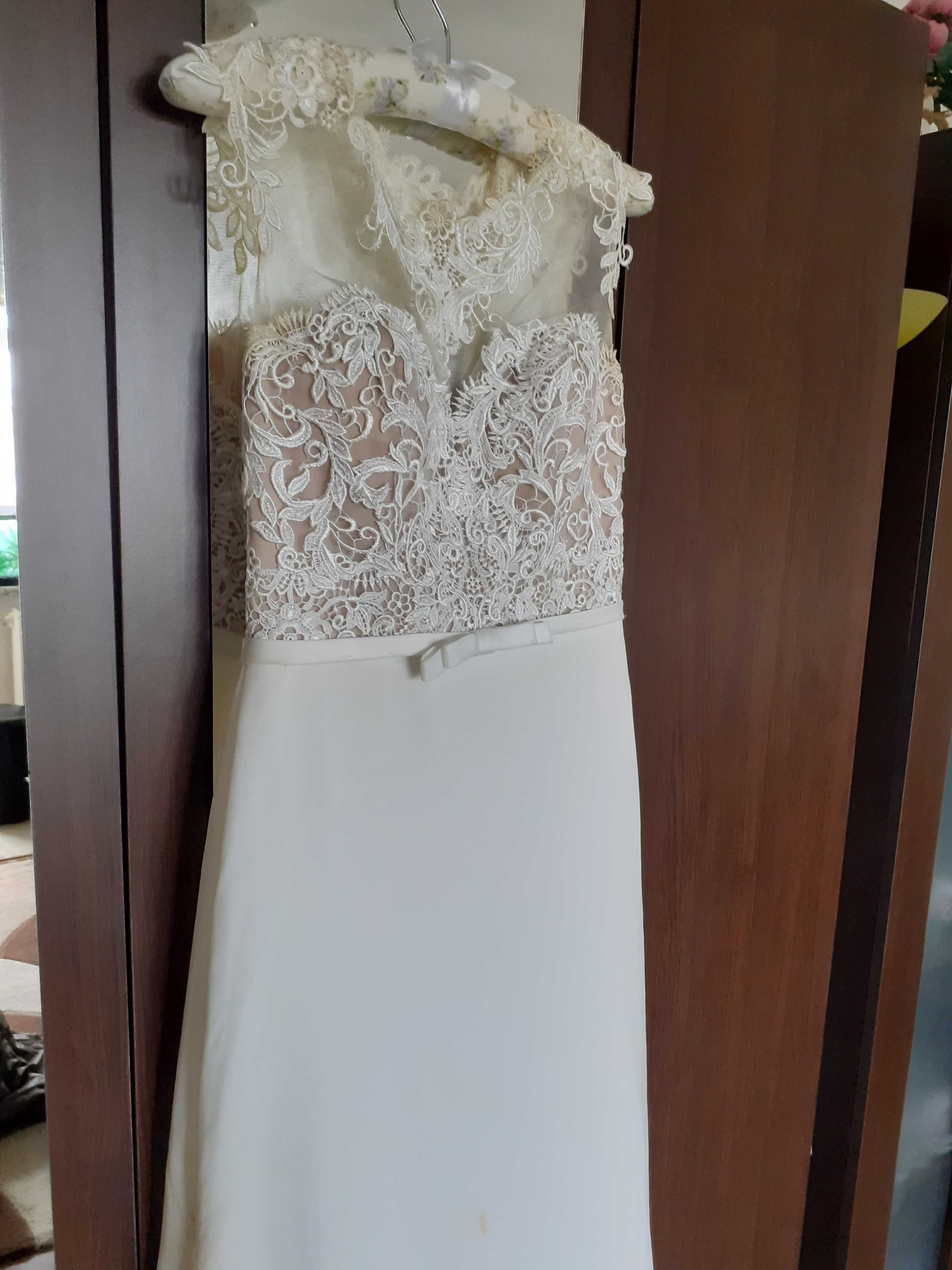 Rochie de mireasă 800 lei și rochie de ocazie 200 lei