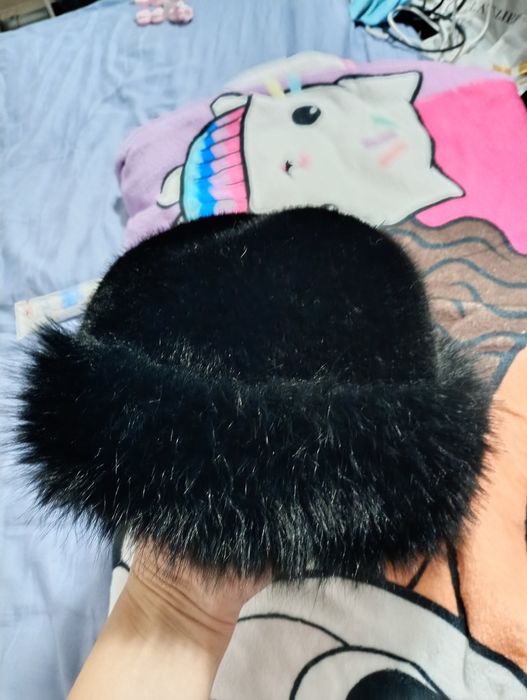 Интересни модели двулицеви зимни кокетни шапки