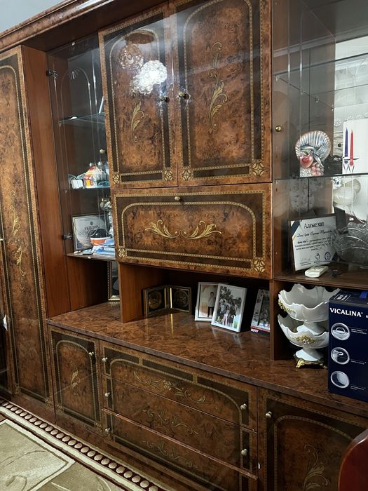 Стол стулья и сервант