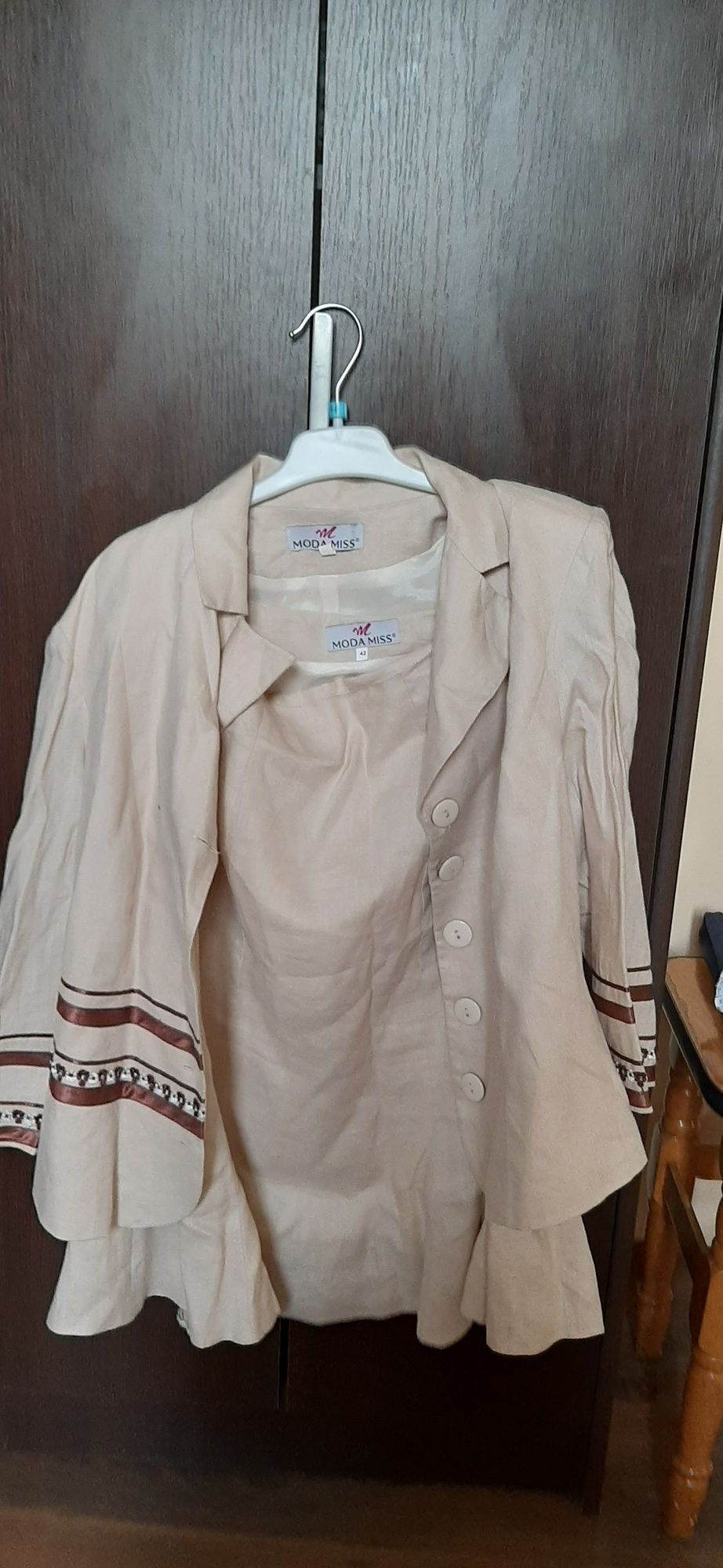 Vând costum de in  marimea 42