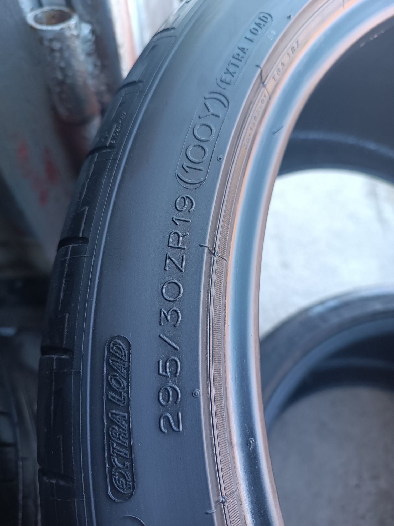 295/30/19 Michelin