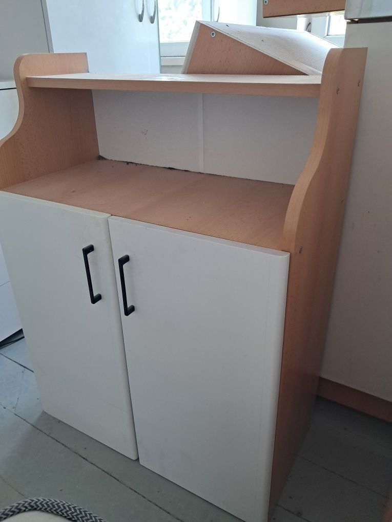 Продавам горни кухненски шкафчета