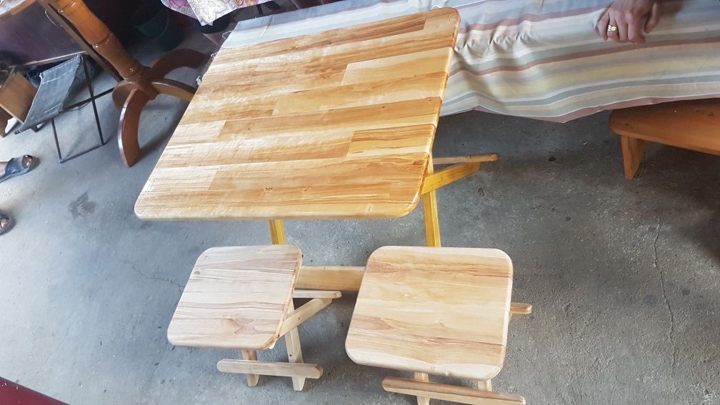 Masa cu 4 scaune de lemn masiv!