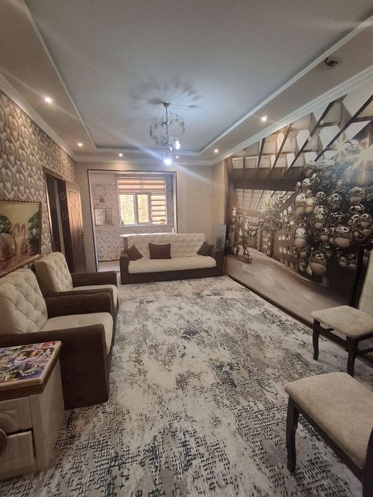 Продаю свою  2/4/4переделаную в 3х учтепа 21квартал стоянка возле дома