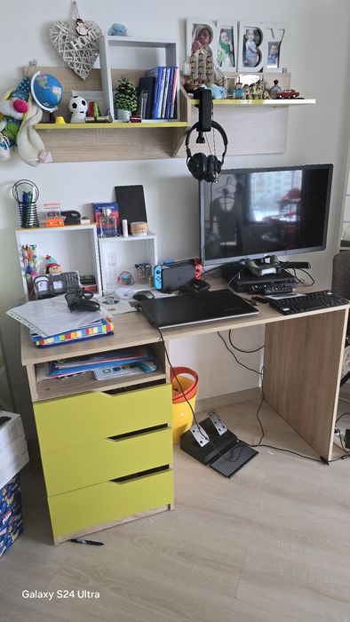 Бюро и гардероб за детска стая