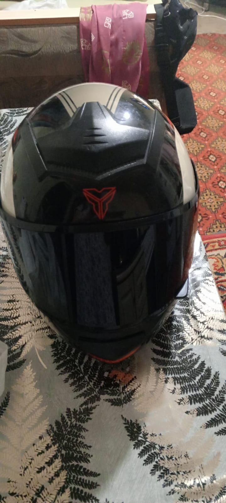 Продам шлем 8000, тэрмосумку, карбюратор.