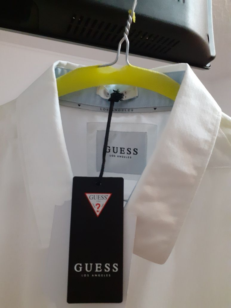 Vând cămașă albă marca GUESS,ptr.barbati,măr.XL,prov.Uk.