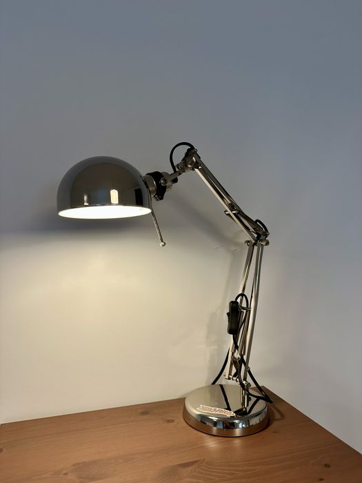 Настолна лампа IKEA FORSÅ – никелирана, регулируема, като нова