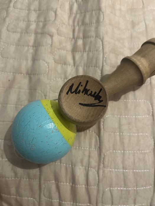 Vand kendama semnata de :Bisoi ,Dna. Mihalela si Mocioiu