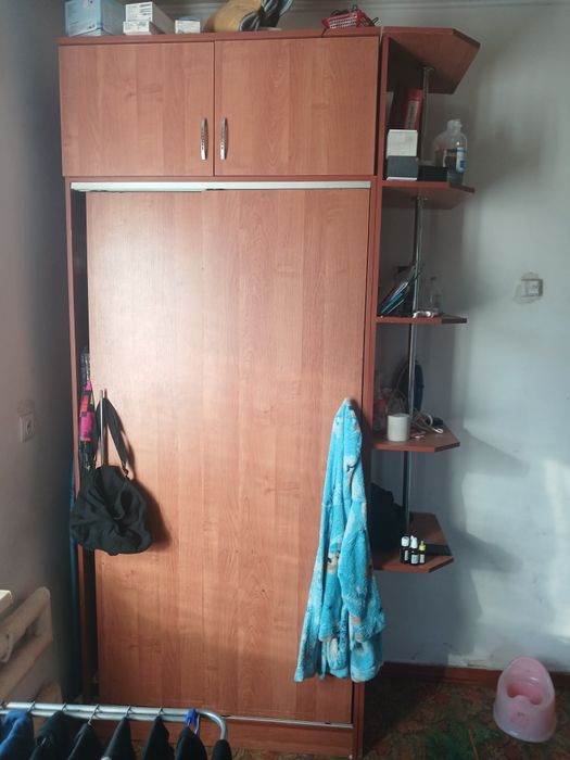 Продам шкафы и круглый стол раздвижной
