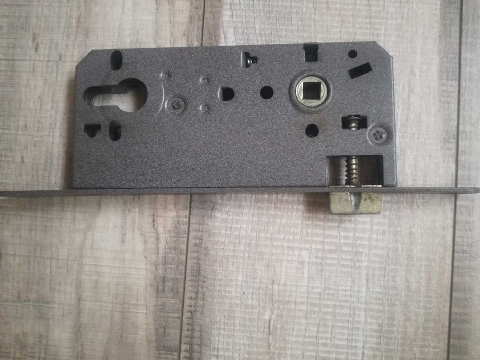 Продавам българска брава за входна врата-Метал