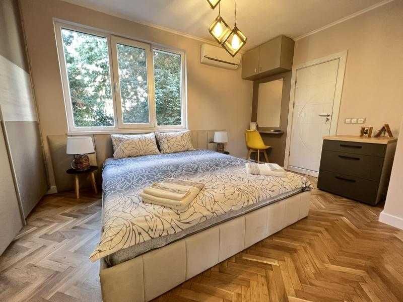 Дава се под наем Двустаен апартамент в Бургас, Център - 55 кв.м за 408 € - Снимка #2