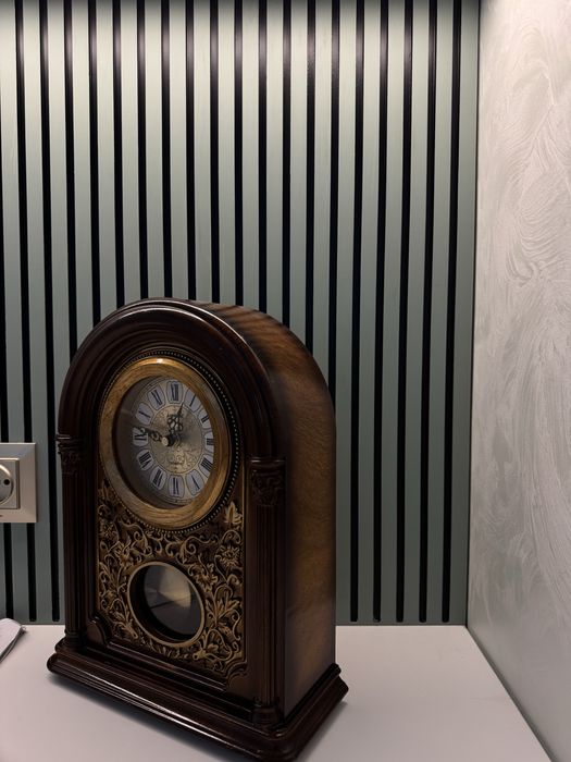 “настольные часы” с деревянным узором