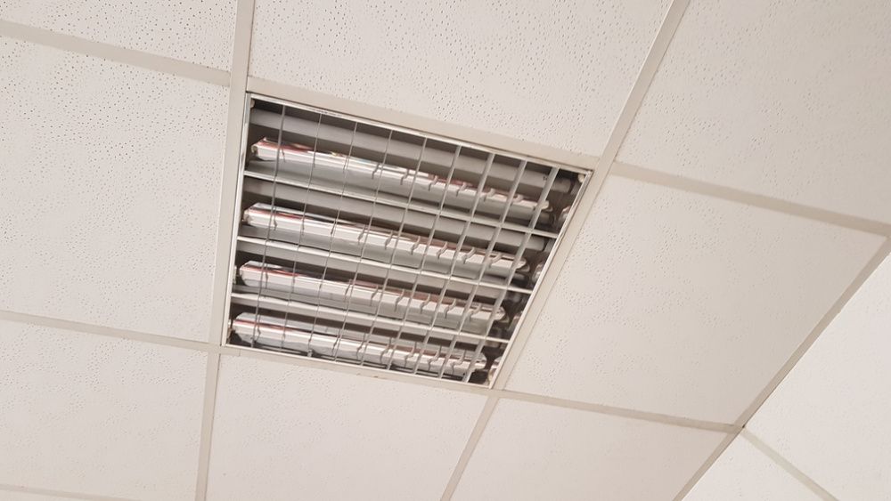 corp iluminat lampa neon tavan casetat sau schimb cu altceva