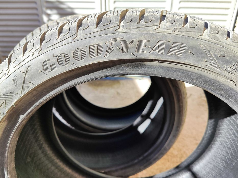 Продавам 3 гуми зимни Goodyear Ultragrip 225/40/R18